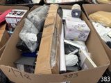 une boîte en carton remplie d'objets posés sur le sol