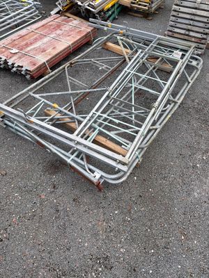 de nombreux morceaux de métal éparpillés sur le sol du parking