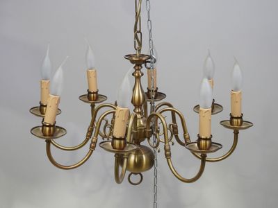un gros plan d'un lustre orné de cinq bougies