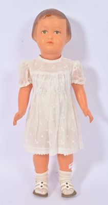 une image représentant une poupée vêtue d'une robe blanche et de chaussures blanches