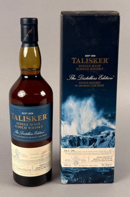 la bouteille de whisky écossais Taliskr posée à côté d'une boîte