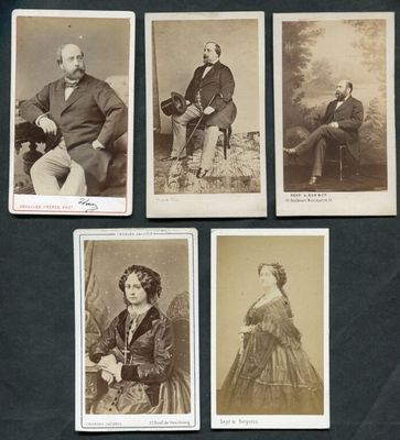 six vieilles photos en noir et blanc représentant des personnes assises sur une chaise