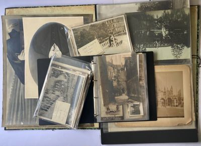 une pile de vieilles photos posée sur une table