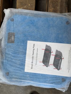 un paquet de tissu bleu posé sur une palette