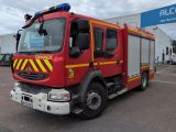un camion de pompiers rouge garé sur un parking