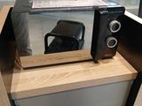 un micro-ondes surmonté d'un miroir
