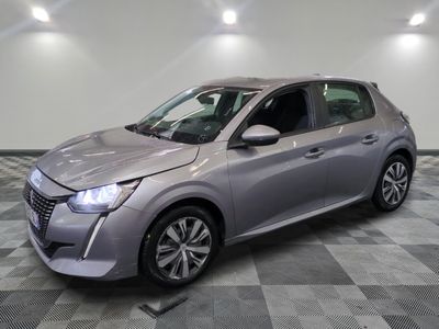 une voiture argentée garée sur le sol en damier d'un garage