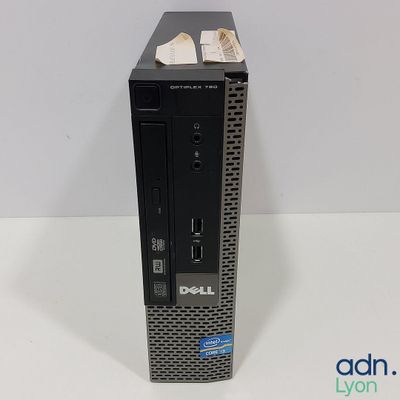 un gros plan d'un ordinateur de bureau Dell posé sur une surface blanche