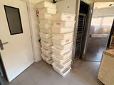 de nombreuses boîtes empilées les unes sur les autres dans la cuisine