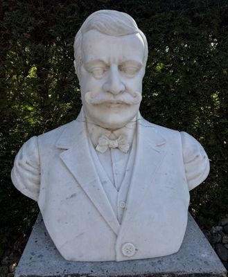 un buste d'un homme en costume et nœud papillon