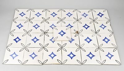 carreau bleu et blanc orné d'un motif de feuilles