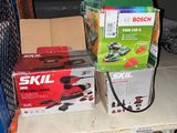 plusieurs cartons de skis sur une étagère, à côté d'un vélo