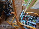un fauteuil à bascule dans lequel se trouvent tout un tas de bijoux