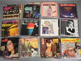 beaucoup de CD posés sur la table