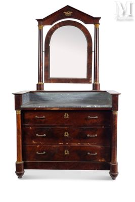 une photo d'une commode en bois surmontée d'un miroir