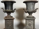 deux vases posés côte à côte sur une table