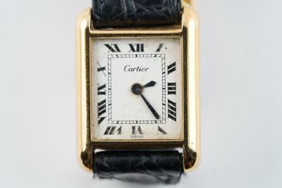 gros plan d'une montre-bracelet avec des chiffres romains