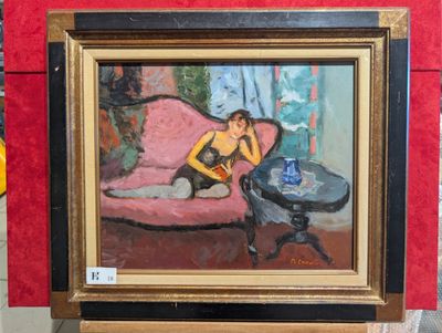 un tableau représentant une femme assise sur un canapé rose