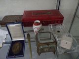 une vitrine en verre contenant divers objets