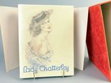 deux cartes sur lesquelles figurent une dame avec un chapeau et une dame en robe