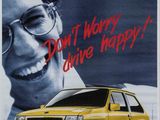 une publicité pour une voiture jaune, avec un homme souriant à côté