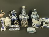 beaucoup de vases bleus et blancs sur la table