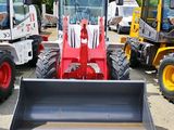 de nombreux types de tracteurs différents garés sur un parking