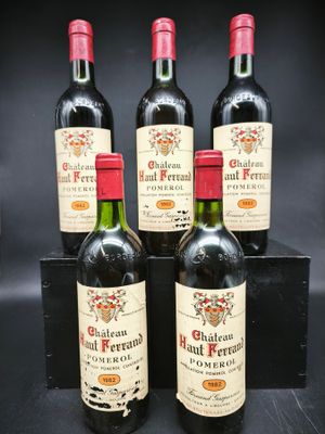 quatre bouteilles de vin posées sur une caisse en bois