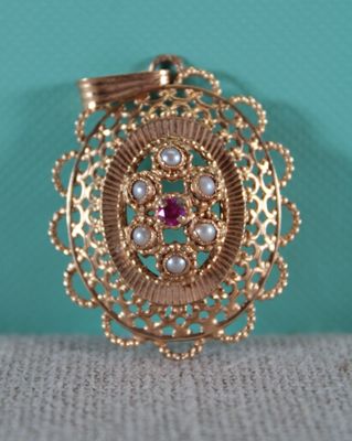 une photo en gros plan d'une broche ornée de perles
