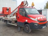 un camion rouge équipé d'une grue à l'arrière