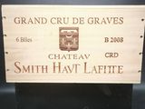 une caisse en bois sur laquelle est accrochée une pancarte indiquant « grand crude graves »
