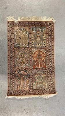 un tapis accroché au mur dans une pièce