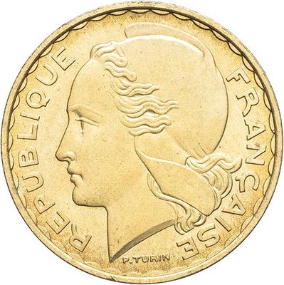 gros plan d'une pièce de monnaie sur laquelle figure un visage de femme