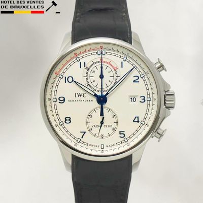 une montre avec un cadran blanc et un bracelet en cuir noir