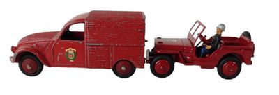 un camion rouge miniature avec un homme dans la cabine