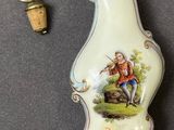 une bouteille sur laquelle figure l'image d'un homme à côté d'un bouchon en liège