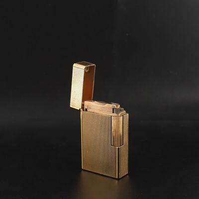 une image représentant un briquet doré avec un briquet au milieu