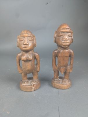 paire de figurines en bois représentant deux hommes debout l'un à côté de l'autre