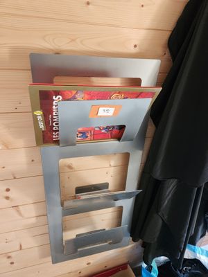 une étagère sur laquelle se trouvent quelques livres, dans une pièce