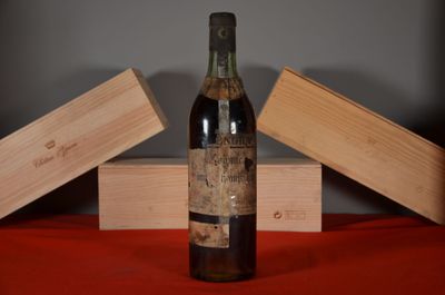 une bouteille de vin posée sur une table, à côté de deux caisses en bois