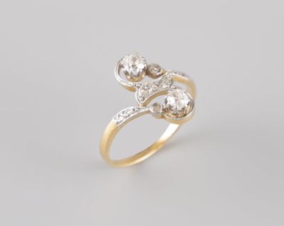 une bague bypass en or et diamants