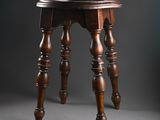 un vieux tabouret en bois aux pieds tournés et doté d'un assise en bois