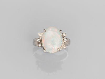 une bague en oplite et diamants
