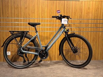 un vélo garé devant un mur en bois