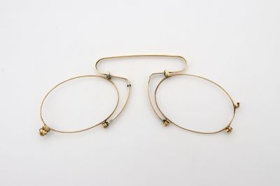 une paire de boucles d'oreilles en or sur fond blanc