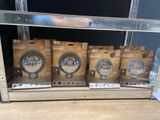 quatre machines à laver exposées dans un magasin