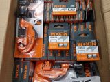 une boîte remplie de piles orange et noires