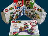 trois boîtes de jouets Mario Bros sur fond bleu