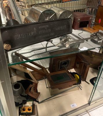 Pièces détachées et matériel photographique ancien.