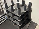 une photo montrant une pile de tuyaux métalliques posés à même le sol